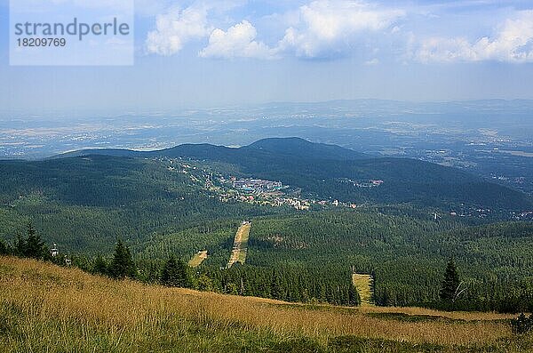 Blick von den Bergen auf die Stadt im Hintergrund  karpacz  karkonosze  polen