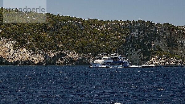 Blue Caves  Blaue Grotten  Morgenlicht  Felsenküste  Ausflugsboot  blauer wolkenloser Himmel  Nordostküste  Insel Zakynthos  Ionische Inseln  Griechenland  Europa