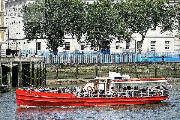 Ausflugsschiff  Themse  London  England  Großbritannien  Europa