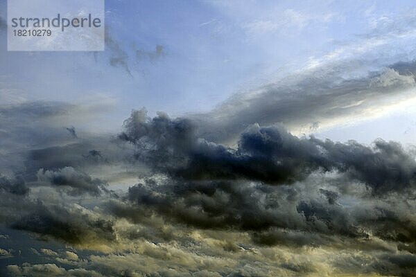 Haufenwolken  Regenwolken  Gewitterwolken  aufziehendes Gewitter. Brandenburg  Berlin