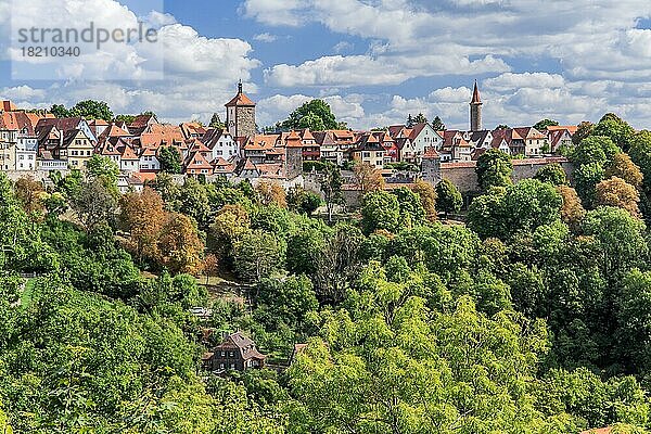 Altstadtpanorama oberhalb des Tales  Rothenburg ob der Tauber  Taubertal  Romantische Strasse  Mittelfranken  Franken  Bayern  Deutschland  Europa