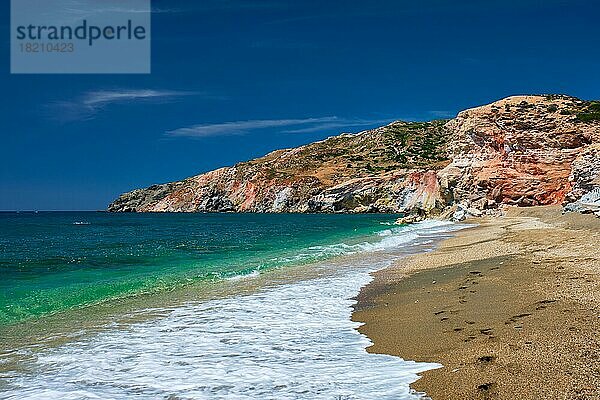 Griechischer Strand in Griechenland Blick  Paleochori Strand und Wellen des Ägäischen Meeres  Milos Insel  Kykladen  Griechenland. Zeitlupe