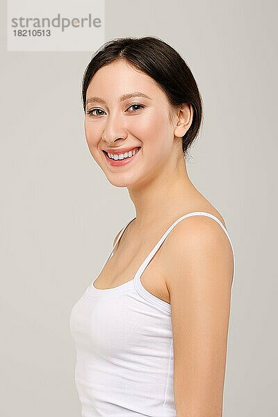 Porträt der schönen glücklichen asiatischen Mädchen in weißem T-Shirt und natürliches Make-up