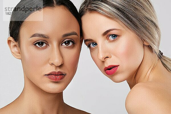 Close up Porträt der schönen kaukasischen und afrikanischen jungen Frauen mit verschiedenen Arten von Haut