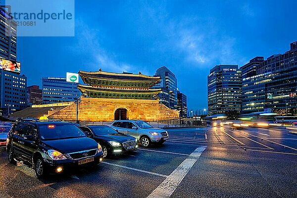 Namdaemun Gate Sungnyemun bei Nacht mit Stadtverkehr  Seoul  Seoul  Südkorea  Asien