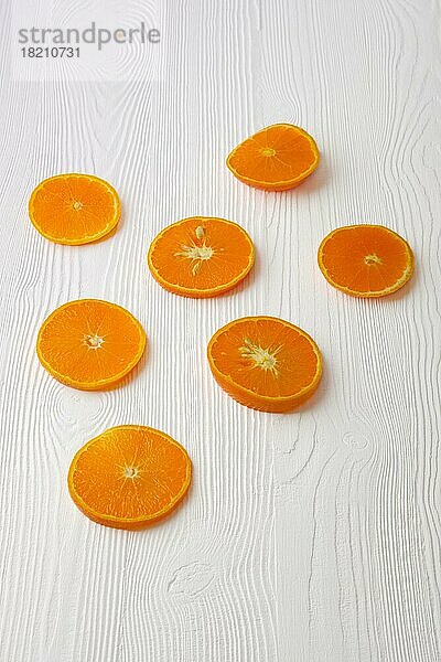 Orangenscheiben auf weißem rustikalen Holzhintergrund  Draufsicht  flach legen