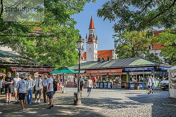 Verkaufsstände auf dem Viktualienmarkt mit dem Turm vom Alten Rathaus  München  Oberbayern  Bayern  Deutschland  Europa
