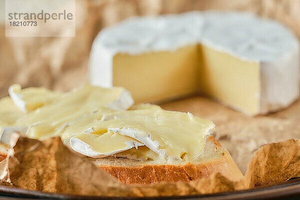 Makroaufnahme mit geringer Schärfentiefe von Brie-Käse