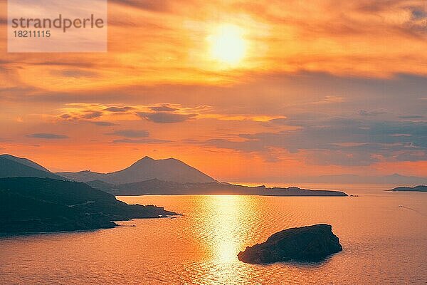 Ägäisches Meer mit Blick auf die griechischen Inseln bei Sonnenuntergang. Kap Sounion  Griechenland  Europa