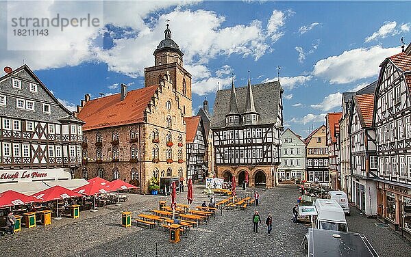 Marktplatz mit Weinhaus  Rathaus  Turm der Walpurgiskirche und Fachwerkhäusern  Alsfeld  Vogelsberg  Knüllgebirge  Hessen  Deutschland  Europa