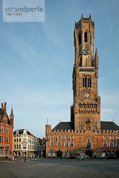 Brügge Belfried Turm berühmte Touristenziel und Grote Markt in Brügge  Belgien bei Sonnenuntergang