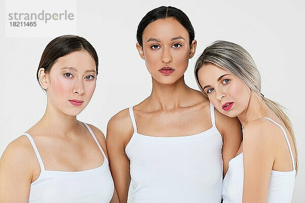 Multi-ethnische Schönheit Konzept. Schöne asiatische  kaukasische und afrikanische junge Frauen mit verschiedenen Arten von Haut in weißen Höschen und Hemd