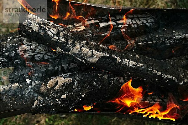 Nahaufnahme von brennendem Brennholz im Kamin im Freien