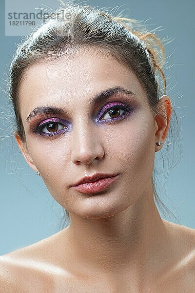 Close up Porträt von schönen Mädchen mit sauberen frische Haut und natürliches Make-up
