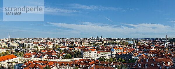 Panoramablick auf Prag von der Prager Burg aus. Prag  Tschechische Republik  Europa