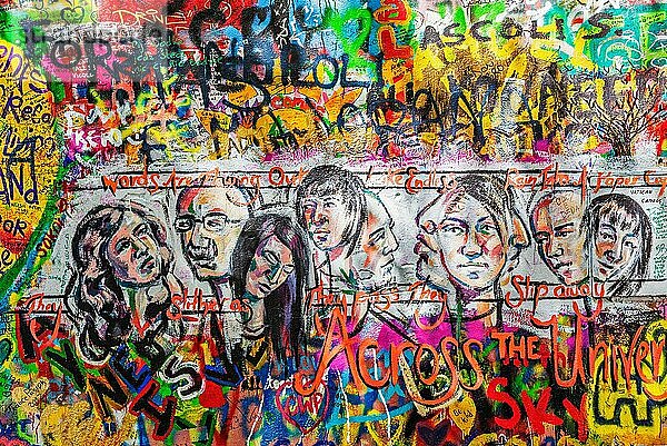 PRAG  TSCHECHISCHE REPUBLIK  28. APRIL 2012: Die Lennon Wall ist mit von John Lennon inspirierten Graffiti und Textfragmenten aus Beatles-Songs versehen