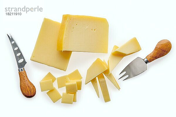 Draufsicht auf zwei Arten von halbfestem Käse vor weißem Hintergrund