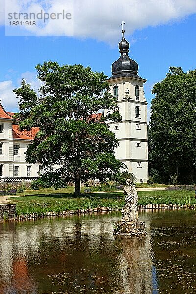 Schloss Fasanerie  Adolphseck  in Eichenzell  Fulda  Hessen  Deutschland  Schloss Fasanerie in Eichenzell bei Fulda  ursprünglich nach dem fuldischen Fürstabt Adolph von Dalberg als Schloss Adolphseck bezeichnete Gebäude aus dem 18. Jahrhundert ist eines der schönsten Barockschlösser von Hessen  Deutschland  Europa