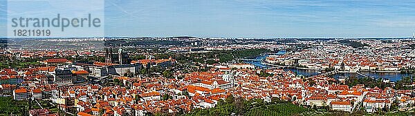 Luftaufnahme des Hradschin: die St. Veits-Kathedrale und die Prager Burg. Prag  Tschechische Republik  Europa
