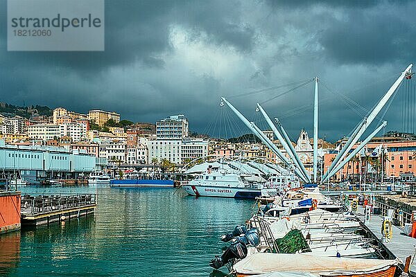 Hafen von Genua (Genova) Alter Hafen Porto Antico mit Yachten und Booten bei stürmischem Himmel. Genua  Genua  Italien  Europa