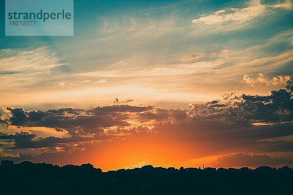 Dramatische bunten bewölkten Himmel mit malerischen Wolken von Sonnenuntergang beleuchtet