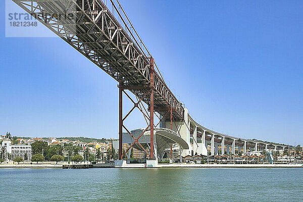 25. April Hängebrücke über den Tejo von unten  Lissabon  Portugal  Europa