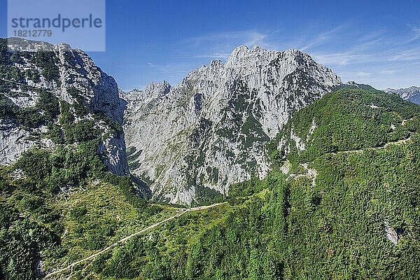 Wanderweg zum Hupfleitenjoch mit Waxenstein 2277m  Garmisch-Partenkirchen  Wettersteingebirge  Werdenfelser Land  Oberbayern  Bayern  Deutschland  Europa