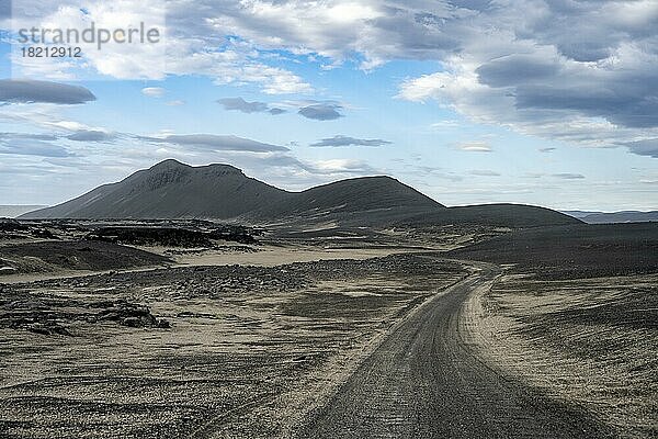 Piste durch Vulkanlandschaft  karge Landschaft  Vatnajökull-Nationalpark  Isländisches Hochland  Island  Europa