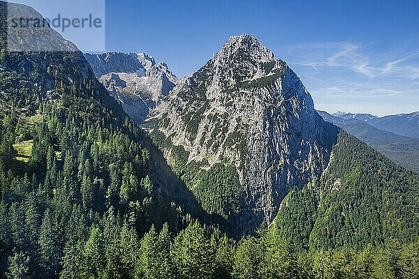 Höllental mit Gipfel von Zugspitze 2962m und Waxenstein 2277m  Garmisch-Partenkirchen  Wettersteingebirge  Werdenfelser Land  Oberbayern  Bayern  Deutschland  Europa