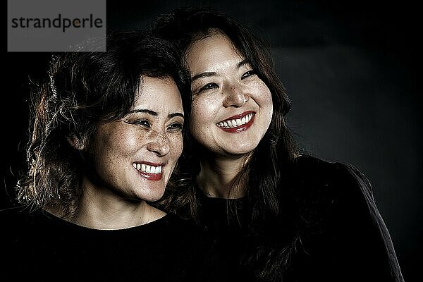 Zwei asiatische Frauen  Schwestern  koreanische Geschwister