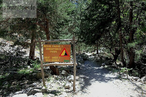 Landschaft in der Samaria Schlucht  Warnschild am Weg  great danger  walk quickly  Kreta  Griechenland  Europa