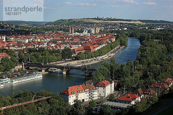 Blick auf die Altstadt von Würzburg am Main  Unterfranken  Bayern  Deutschland  Europa