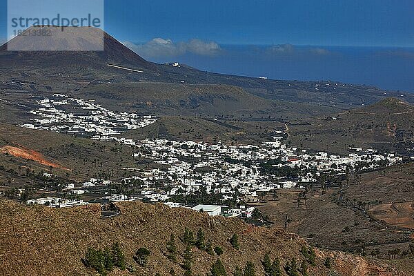 Blick vom Mirador de Haria auf den Ort Haria  im Norden von Lanzarote  Kanarische Inseln  Spanien  Europa