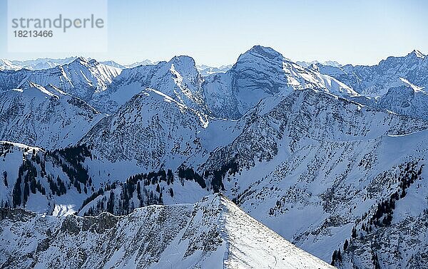 Berge im Winter mit Schnee  Karwendelgebirge  Alpen bei gutem Wetter  Bayern  Deutschland  Europa