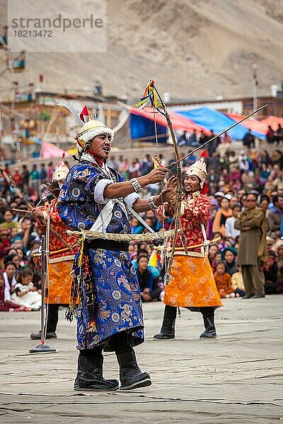LEH  INDIEN  SEPTEMBER 08  2012: Tänzerinnen und Tänzer in traditionellen ladakhischen tibetischen Kostümen führen beim jährlichen Festival des ladakhischen Erbes in Leh  Indien  einen kriegerischen Tanz auf. 08. September 2012  Asien