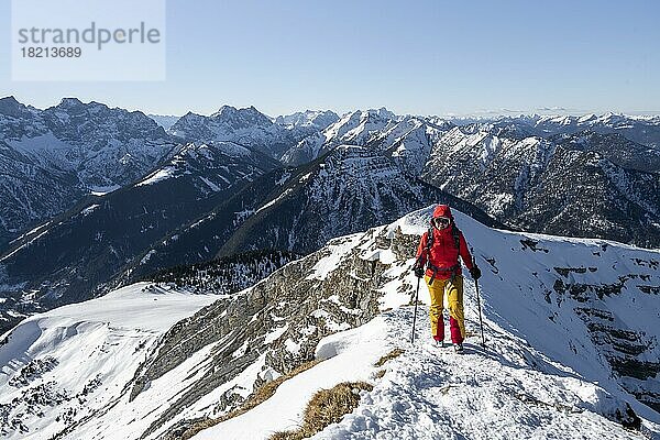 Bergsteiger im Winter im Schnee  Am Schafreuter  Karwendelgebirge  Alpen bei gutem Wetter  Bayern  Deutschland  Europa