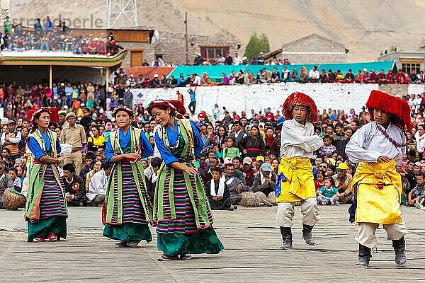 LEH  INDIEN  SEPTEMBER 08  2012: Junge Tänzerinnen und Tänzer in traditionellen ladakhischen und tibetischen Kostümen führen beim jährlichen Festival des ladakhischen Erbes in Leh  Indien  einen Volkstanz auf. 08. September 2012  Asien