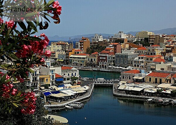 Agios Nikolaos  Blick auf das Stadtzentrum am Voulismeni-See  Kreta  Griechenland  Europa