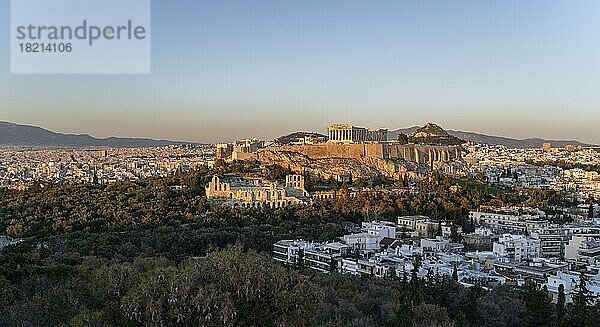 Parthenon-Tempel  antikes touristische Wahrzeichen auf der Akropolis von Athen  Abenddämmerung  Athen  Griechenland  Europa