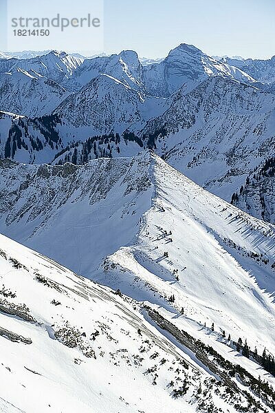 Berge im Winter mit Schnee  Karwendelgebirge  Alpen bei gutem Wetter  Bayern  Deutschland  Europa