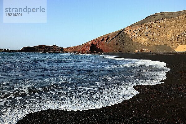 Schwarzer Strand bei El Golfo  im Südwesten von Lanzarote  Kanarische Inseln  Spanien  Europa