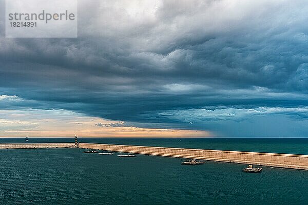 Dramatischer Himmel und Wolken während eines Sturms über dem Hafen von Valencia  Mittelmeer  Valencia  Spanien  Europa