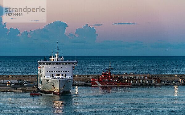 Sonnenaufgang über dem Hafen von Palma De Mallorca  Spanien  Europa