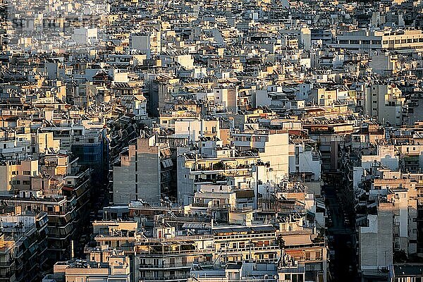 Dicht besiedelte Stadtlandschaft  Viele weiße Häuser  Athen  Griechenland  Europa
