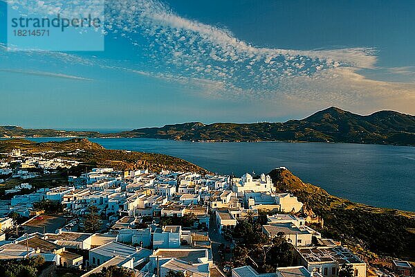 Blick auf das Dorf Plaka auf der Insel Milos mit traditionellen griechischen weißen Häusern bei Sonnenuntergang. Plaka Stadt  Insel Milos  Griechenland  Europa