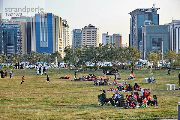 Nachmittagsvergnügen am Freitag im Doha Corniche Park  Doha  Qatar  Katar  Asien