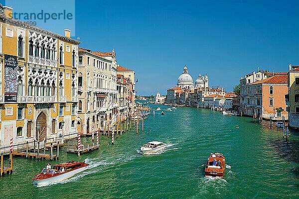 VENEDIG  ITALIEN  19. JULI 2019: Blick auf den Canale Grande di Venezia mit Booten und der Kirche Santa Maria della Salute am Tag von der Brücke Ponte dell'Accademia. Venedig  Italien  Europa