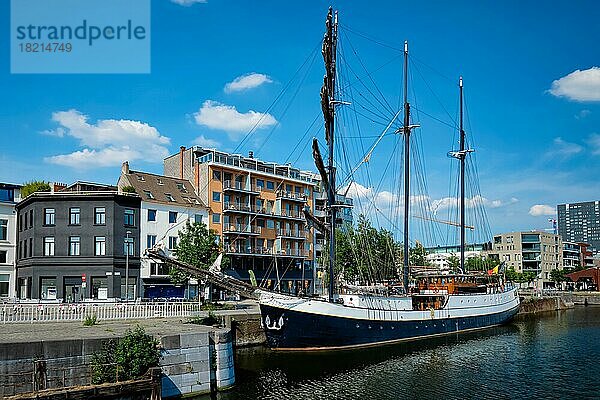 Im Willemdock in Antwerpen vertäutes Schiff. Blick auf den Hafen von Bonapartedok und die alte Galeone. Antwerpen  Belgien  Europa  Flandern  Europa