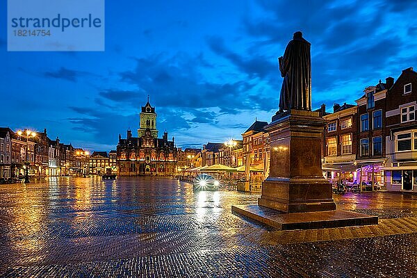 Das Rathaus von Delft und der Delfter Markt mit dem Hugo de Groot-Denkmal am Abend. Delfth  Niederlande  Europa