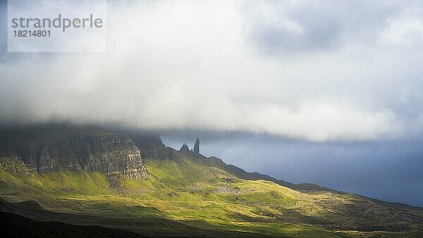 Old Man of Storr im Nebel  Trotternish  Isle of Skye  Schottland  Großbritannien  Europa